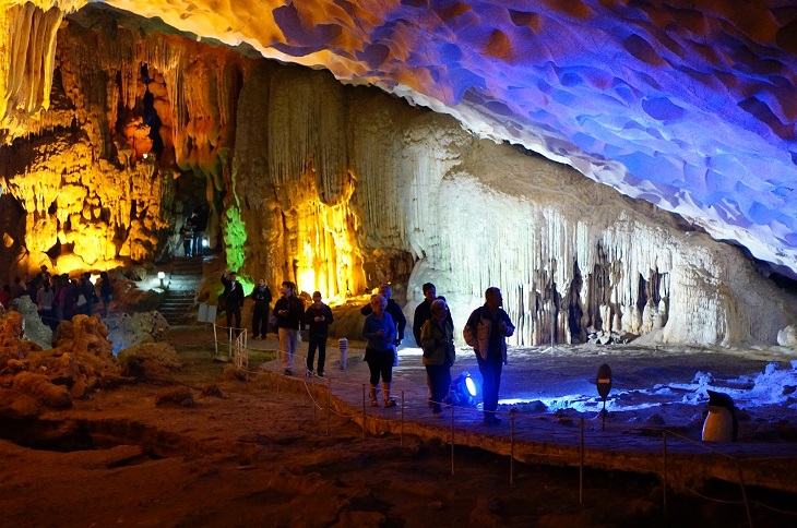 Thien Cung Cave Halong