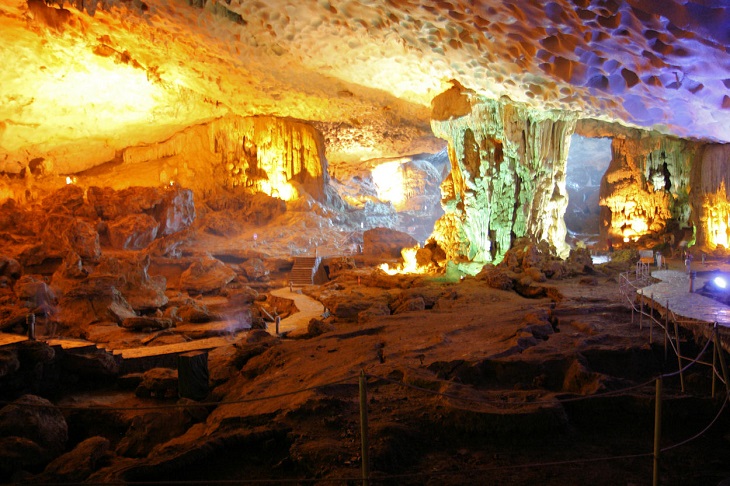 Dau Go Cave Halong