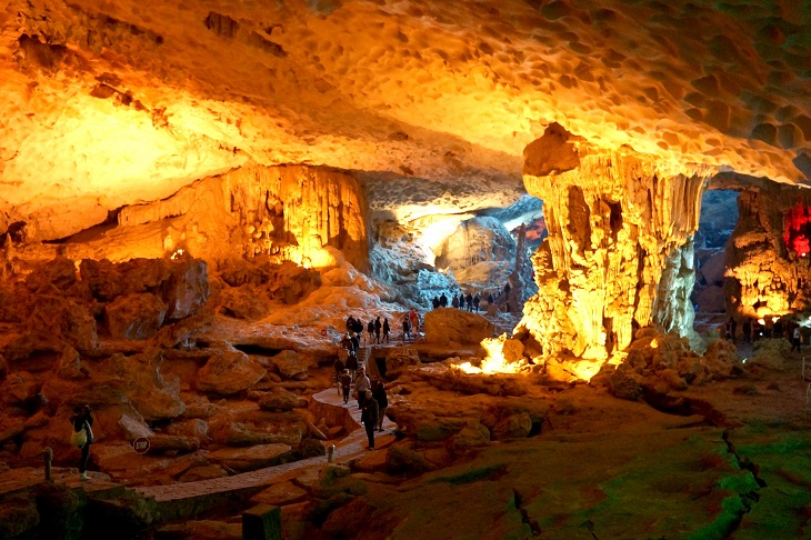Me Cung Cave Halong