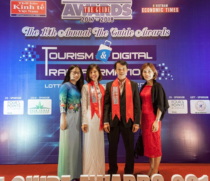 Mr. Bui Van Chi - the Manager of Oriental Sails received the Award The Guide 2018